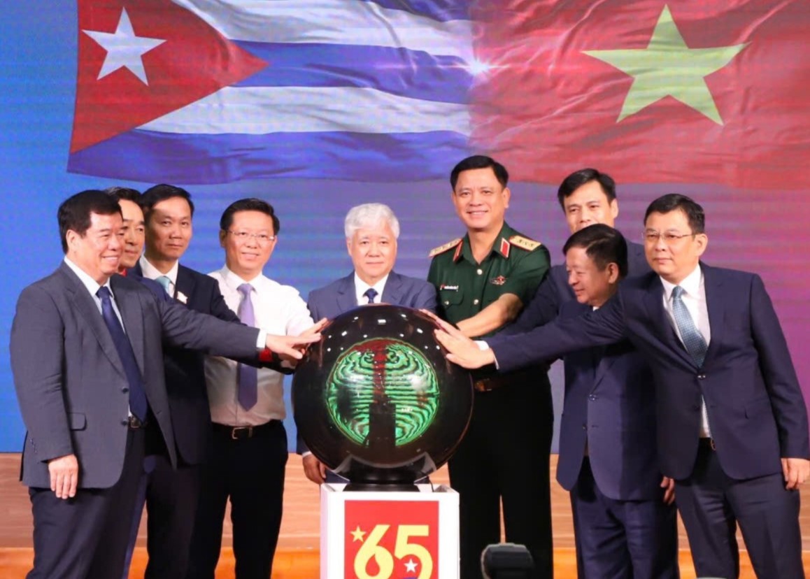 "65 NĂM NGHĨA TÌNH VIỆT NAM - CUBA"